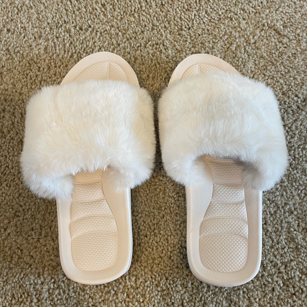 Women’s white fluffy slippers - size 8.5
